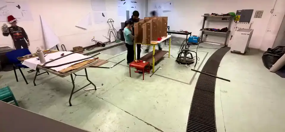 Equipo PASARI trabajando en el taller alrededor del banco de ensamble