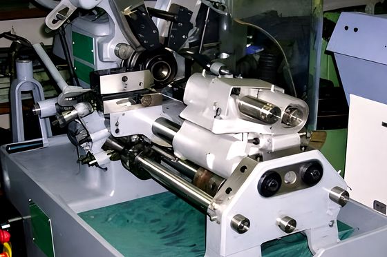 Torno automático en operación en el taller