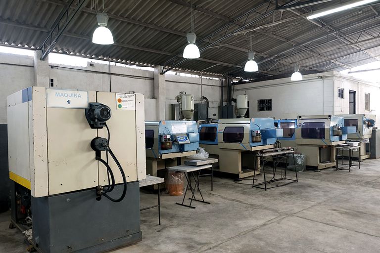 Nave de inyección de plástico con las máquinas alineadas