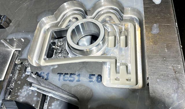 Pieza de aluminio en proceso dentro del centro de maquinado