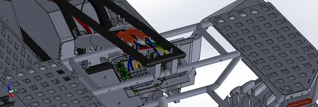 Detalle real de integración electromecánica dentro del chasis