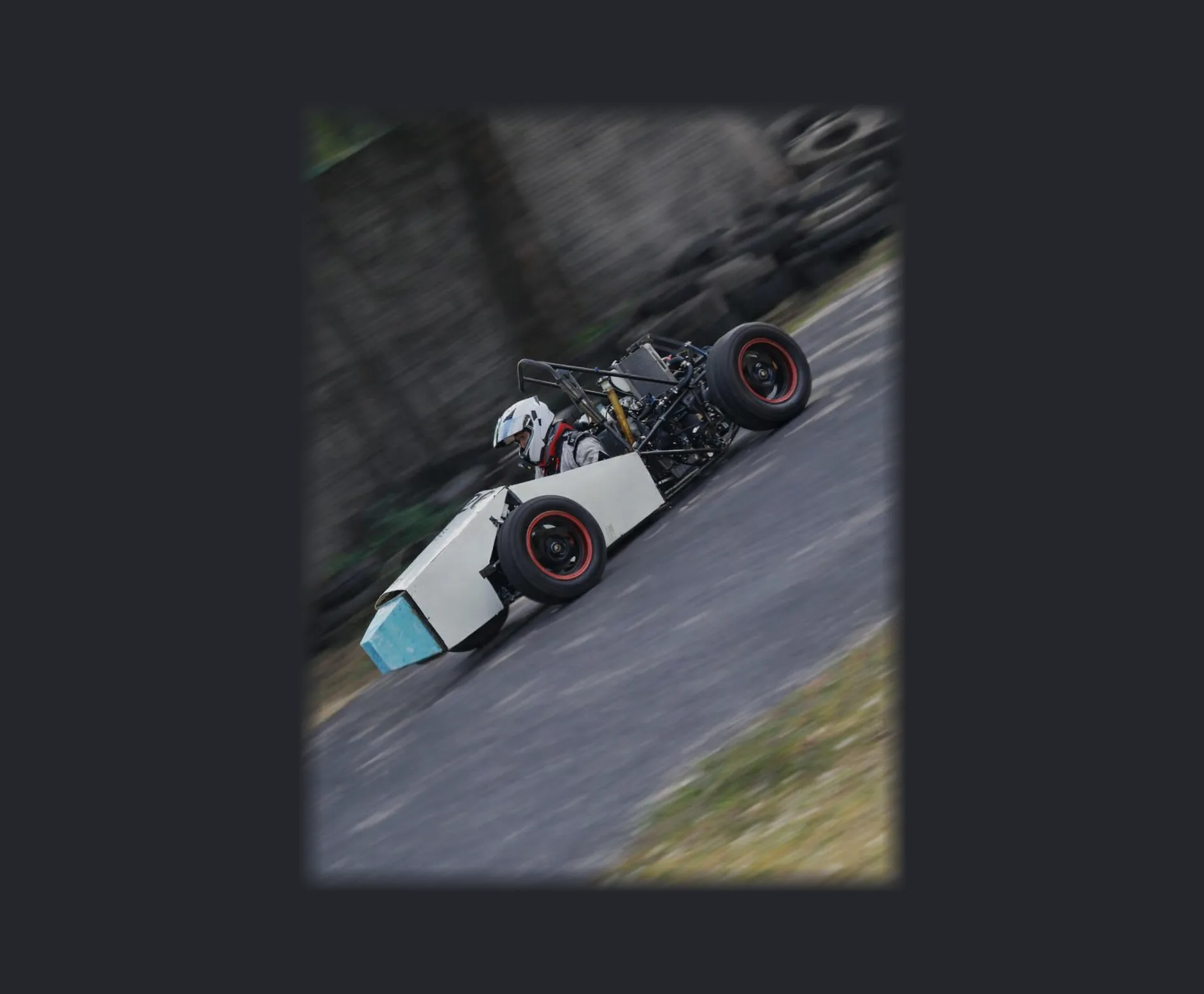 PASARI FSAE en operación real en pista: vehículo tomando una curva con movimiento real