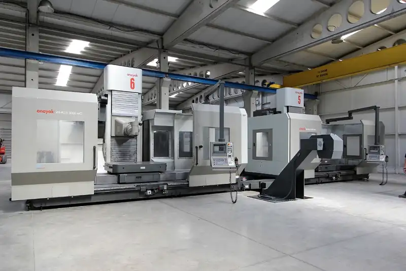 Nave industrial con una línea de centros de mecanizado de gran formato