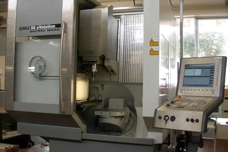 Centro de mecanizado CNC de cinco ejes en un taller metalmecánico
