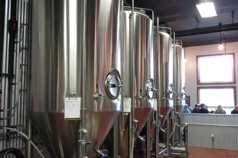 Tanques de acero inoxidable en una planta de producción de bebidas