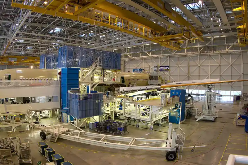 Fuselaje de un avión comercial en línea de ensamble final dentro de un hangar