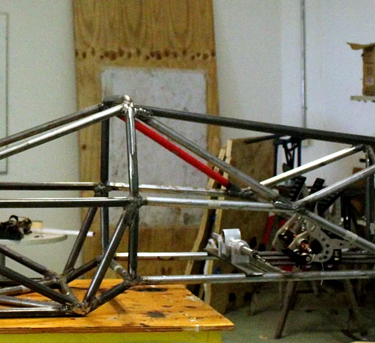 Detalle de la triangulación soldada del chasis tubular