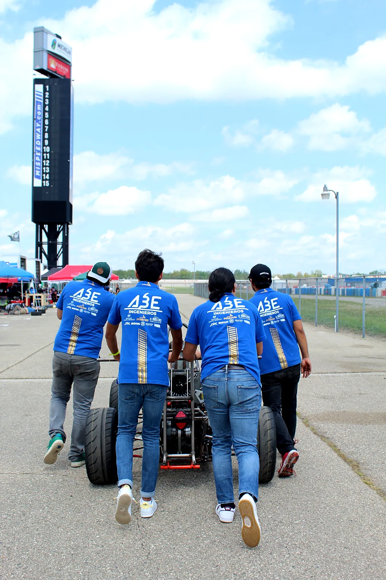 Equipo empujando el monoplaza hacia la torre de Michigan International Speedway