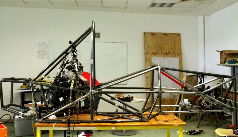 Chasis tubular del monoplaza en desarrollo sobre la mesa de trabajo