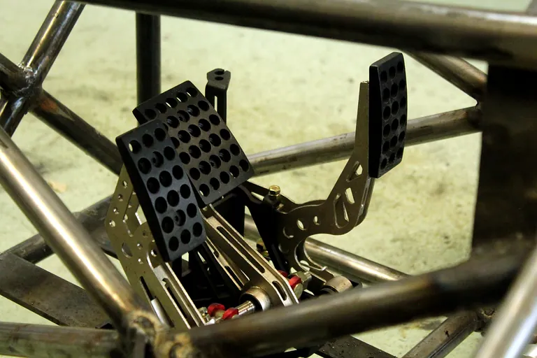 Pedalera maquinada vista a través de la estructura tubular