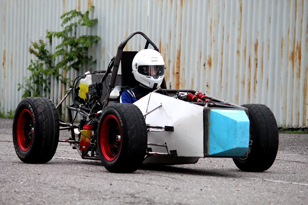 Monoplaza PASARI FSAE rodando en pruebas con piloto a bordo