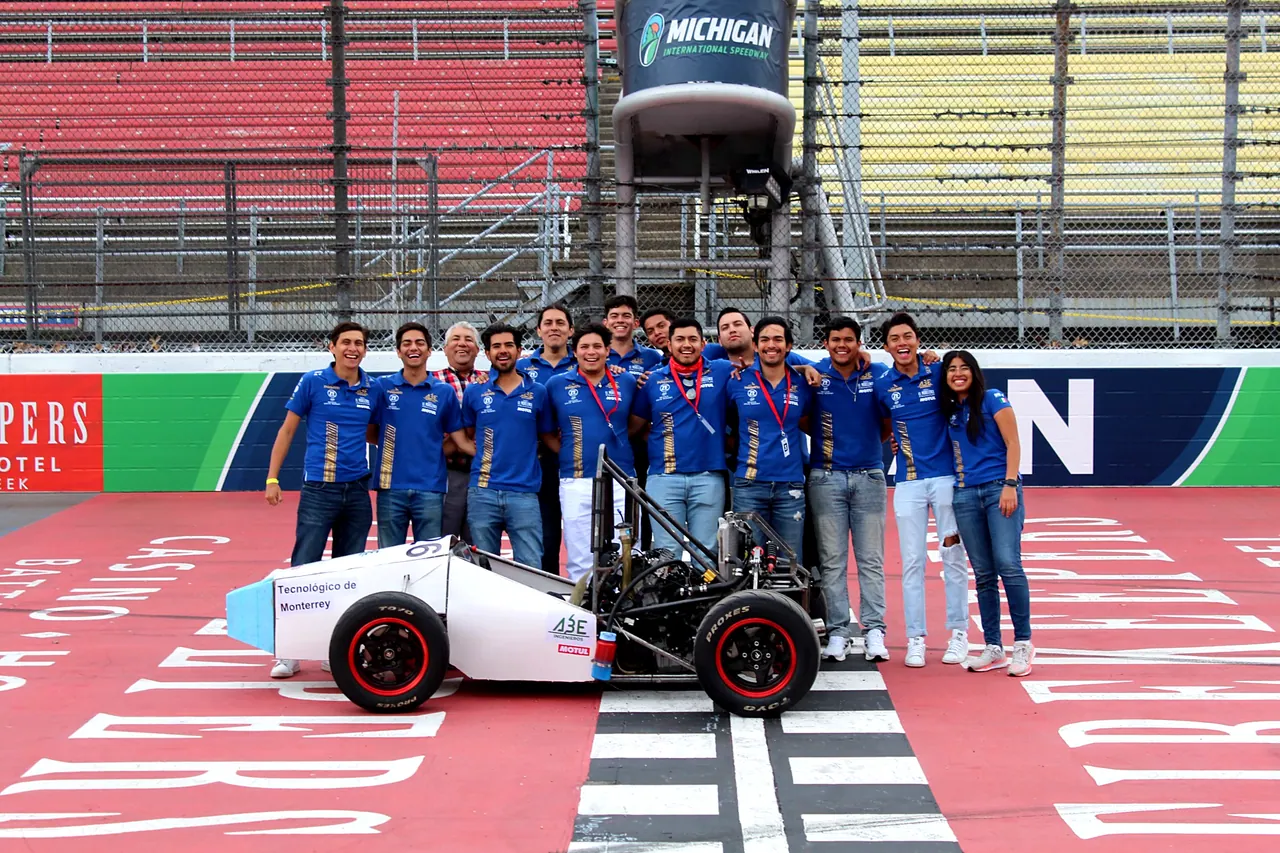 Equipo PASARI FSAE con el monoplaza en la línea de meta de Michigan International Speedway